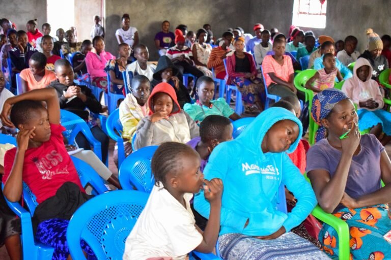 Girl talk.jpg 768x512